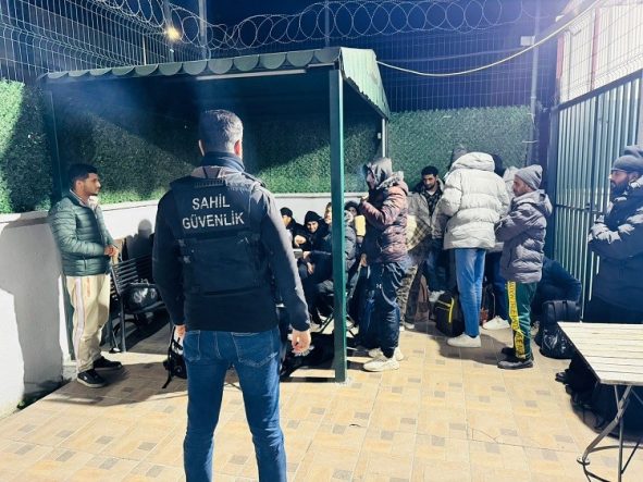 İZMİR'DE 20 DÜZENSİZ GÖÇMEN VE 1 GÖÇMEN KAÇAKÇISI YAKALANDI