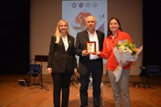 MİLLİ YÜZÜCÜ BENGİSU, EGE ÜNİVERSİTESİNDE BAŞARI HİKAYESİNİ ANLATTI