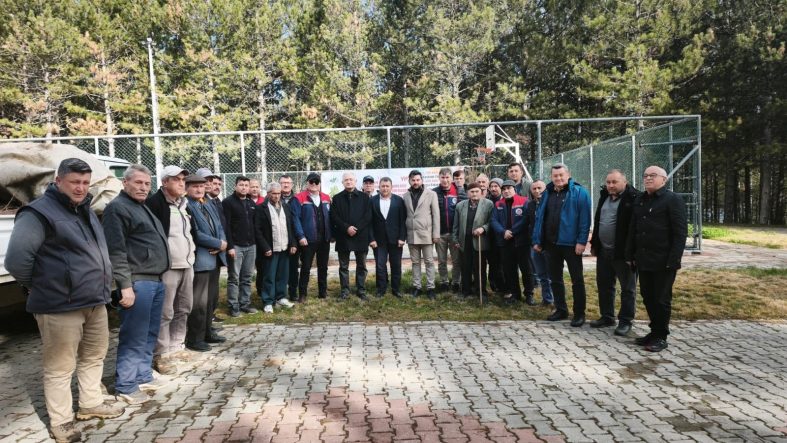 KUYUCAK'TA 1200 ADET KESTANE FİDANI DAĞITILDI