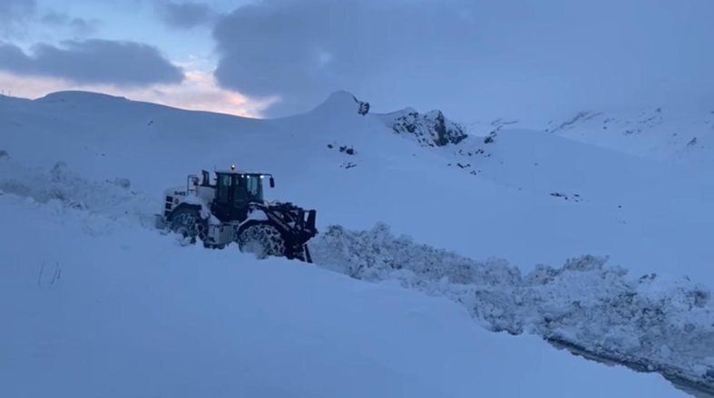 ŞIRNAK'TA KAR ESARETİ, KAPALI YOLLARIN AÇILMASI İÇİN ÇALIŞMALAR SÜRÜYOR