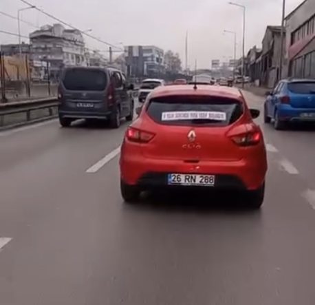 BOŞANMAYI DÜĞÜN GİBİ KUTLADI: BURSA'DA İLGİNÇ OTOMOBİL SÜSLEMESİ GÜLDÜRDÜ