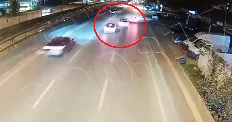 EHLİYETSİZ GENÇ, AĞABEYİNİN OTOMOBİLİ İLE MAKAS ATARKEN KAZA YAPTI