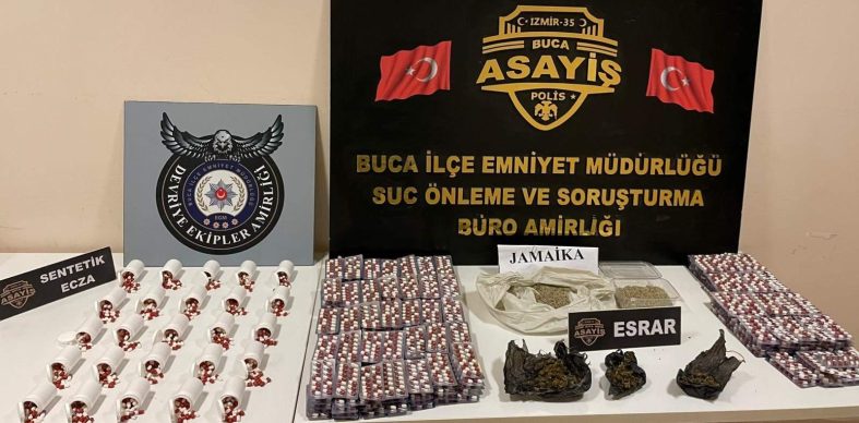 İZMİR'DE UYUŞTURUCU SATICISINA OPERASYON: 5 BİNDEN FAZLA HAPLA YAKALANDI