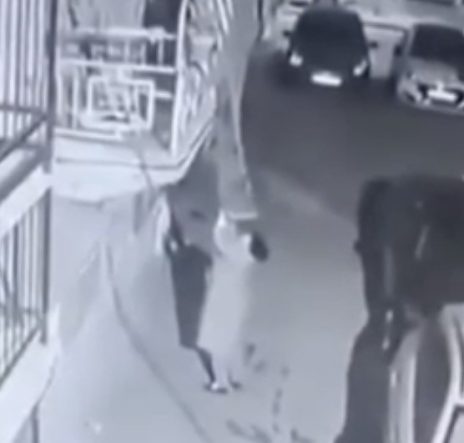 BALKONDAKİ HALIYI ÇALDI