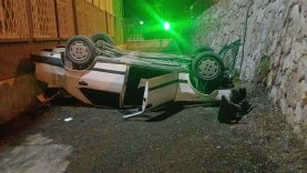 OTOMOBİL İSTİNAT DUVARINDAN OKULUN BAHÇESİNE DÜŞTÜ: 2 YARALI
