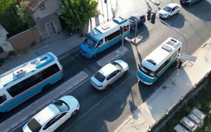 TRAFİKTEN KAÇAN DOLMUŞ ŞOFÖRÜ 200 METRE TERS ŞERİTTE GİTTİ TRAFİK KURALLARINI HİÇE SAYAN DOLMUŞ KAMERADA