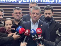 ÖZGÜR ÖZEL DUYGULARINA HAKİM OLAMADI CHP GENEL BAŞKANI ÖZGÜR ÖZEL ŞEHZADELER BELEDİYE BAŞKANI GÜLŞAH DURBAY'IN HAYATINI KAYBETTİĞİ HASTANEDE ACIYA ORTAK OLDU