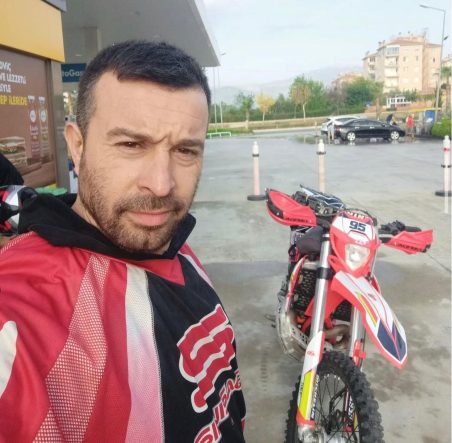ŞAMPİYON MOTOSİKLETÇİ ÖZGÜR ÇAPACI, TRAFİK KAZASINDA HAYATINI KAYBETTİ