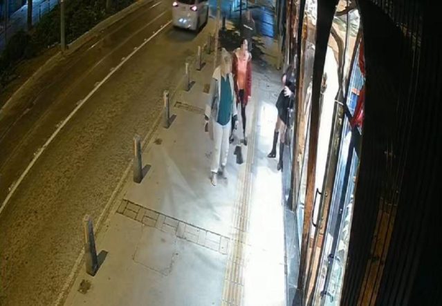 ALKOLLÜ TRAVESTİ, BAŞIYLA VURDUĞU İŞ YERİ VİTRİN CAMINI KIRDI