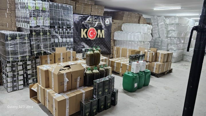 3 TON ZEYTİNYAĞINDAN 23 TON SAHTE ZEYTİNYAĞI YAPTILAR SAĞLIĞA ZARARLI YAĞLARI PİYASAYA ZEYTİNYAĞI DİYEREK SOKAN 3 ŞÜPHELİ YAKALANDI