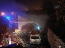 BURDUR'DA EVDE ÇIKAN YANGIN HAFİF TİCARİ ARACA SIÇRADI