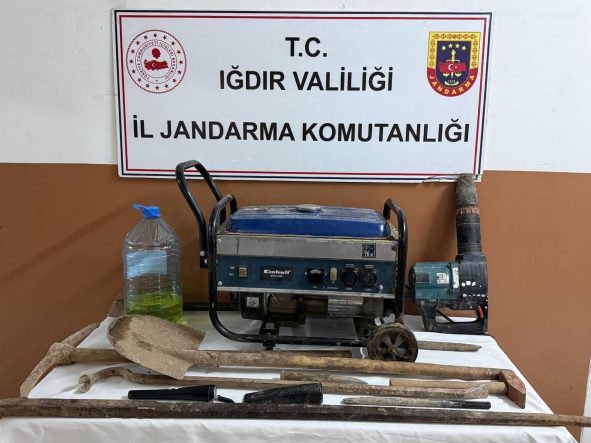 IĞDIR'DA KAÇAK KAZI OPERASYONU: 4 ŞÜPHELİ GÖZALTINDA