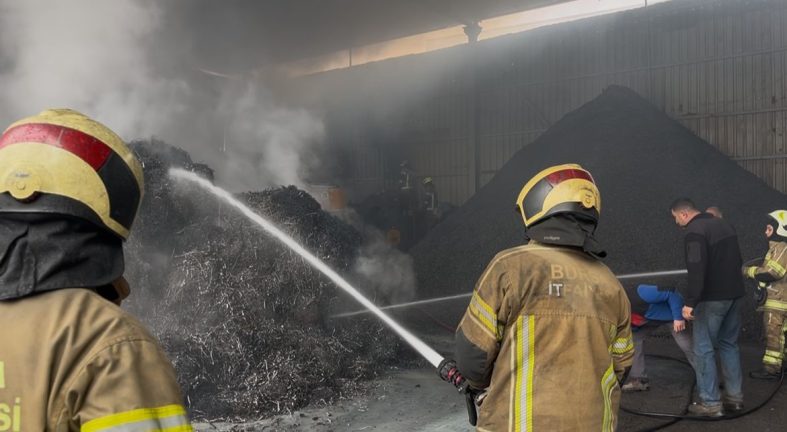 BURSA'DA METAL GERİ DÖNÜŞÜM FABRİKASINDA YANGIN PANİĞİ