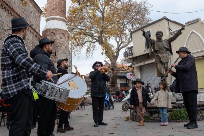 BERGAMALI KADINLARDAN TARİHİ ARASTADA PANAYIR