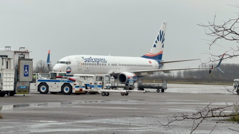 SAMSUN'DA MARTI SÜRÜSÜNE ÇARPAN YOLCU UÇAĞI, KONTROLLERİN ARDINDAN HAVALANDI