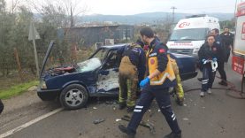 KAMYONET TERS YÖNDEN GELEN OTOMOBİLE ÇARPTI