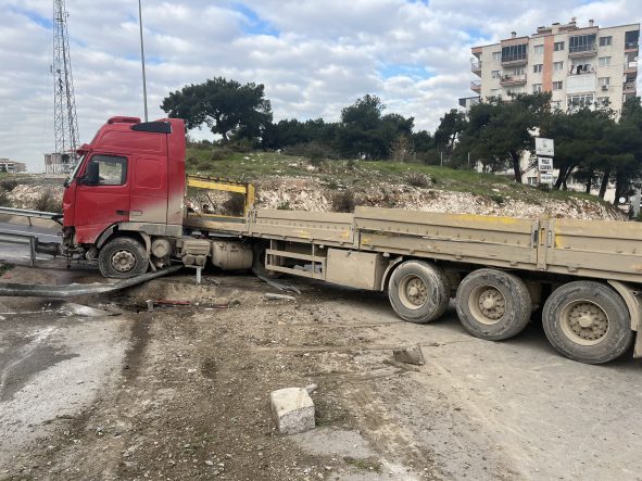 İZMİR'DE TIR BARİYERLERİ AŞIP KARŞI ŞERİDE GEÇTİ