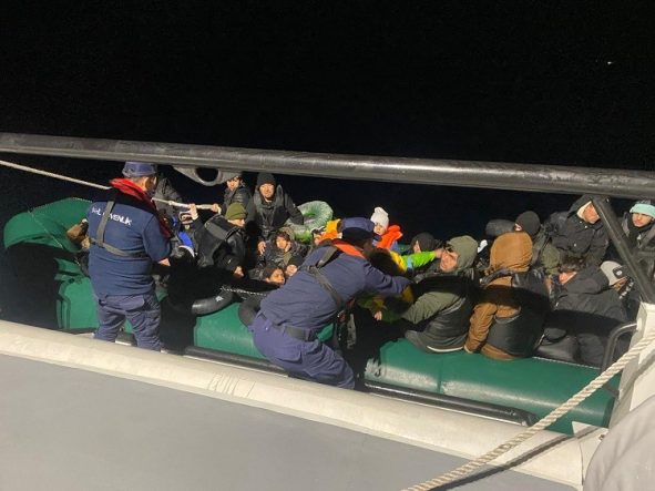 İZMİR AÇIKLARINDA 50 DÜZENSİZ GÖÇMEN YAKALANDI
