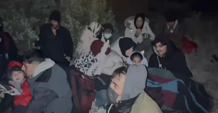 ÇEŞME'DE 25 DÜZENSİZ GÖÇMEN YAKALANDI
