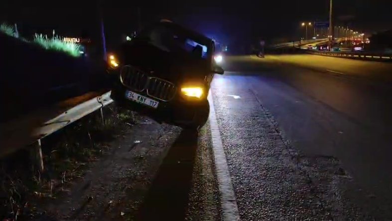 ANTALYA'DA KONTROLDEN ÇIKAN LÜKS CİP, BARİYERLERİN ÜZERİNDE ASILI KALDI