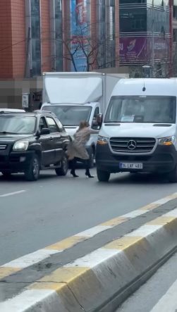 TOPUKLU AYAKKABISIYLA ARACINDAN İNİP SERVİSTEKİLERE SALDIRDI KADIN SÜRÜCÜ KENDİSİNE HAKARET EDİLMESİ ÜZERİNE SERVİS ARACINDAKİ KİŞİLERE SALDIRDI