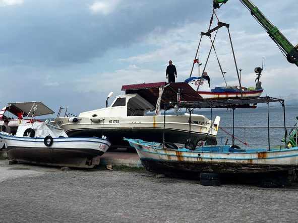 DİKİLİ'DE BALIKÇI TEKNELERİ FIRTINAYA KARŞI KARAYA ALINDI TEKNE SAHİPLERİ, 3 YILDIR BEKLEDİKLERİ KÜÇÜK TEKNE YANAŞMA YERİ PROJESİNİN YAPIMINA BAŞLANMASINI İSTEDİ