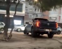 İZMİR'DE ORTA REFÜJDEN KARŞI YÖNE GEÇEN SÜRÜCÜYE CEZA YAĞDI
