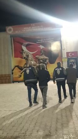 KUMLU'DA OTODAN HIRSIZLIK ŞÜPHELİLERİ TUTUKLANDI