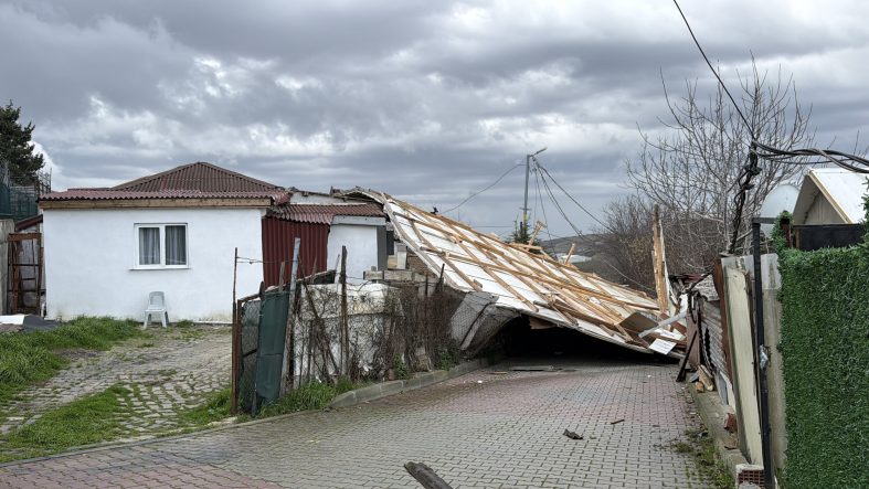 ARNAVUTKÖY'DE ÇATI 30 METRE UÇARAK BAŞKA EVİN ÜZERİNE DÜŞTÜ ŞİDDETLİ RÜZGAR ÇATIYI SÖKTÜ, SOKAK TRAFİĞE KAPATILDI