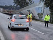 SELÇUK'TA FIRTINA YOL KENARINDA DEV PANOLARI YOLA SAVURDU