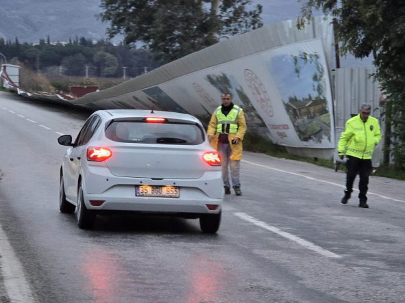 SELÇUK'TA FIRTINA YOL KENARINDA DEV PANOLARI YOLA SAVURDU
