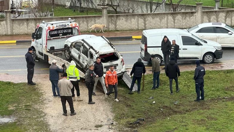 KONTROLDEN ÇIKAN OTOMOBİL, BELEDİYE ARACINA ÇARPARAK TAKLA ATTI