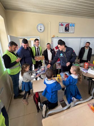 ÜLKÜ OCAKLARI'NDAN BAYINDIR KIZILKEÇİLİ İLKOKULU'NA EĞİTİM DESTEĞİ