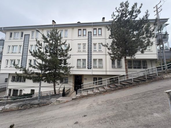 ÇANKAYA'DA ÇÖKME OLUŞAN APARTMANDA YAŞAYANLAR TEDBİR AMAÇLI TAHLİYE EDİLDİ