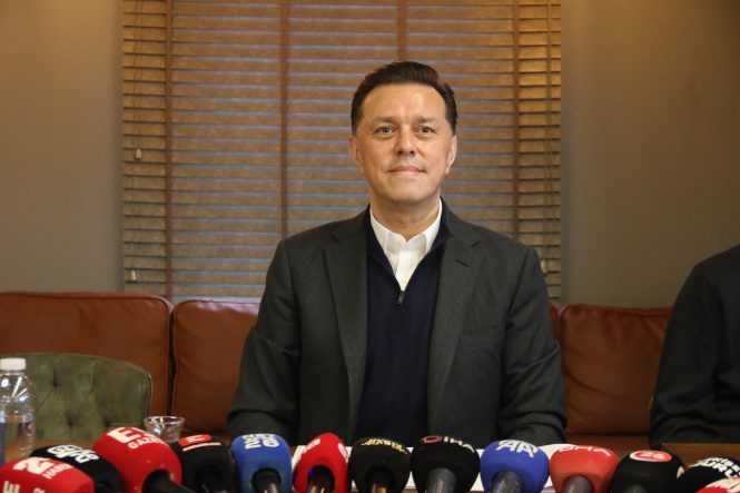 MİLLETVEKİLİ HATİPOĞLU DUYURDU: ESKİŞEHİR'DE YENİ İLÇELER OLUŞTURULABİLİR AK PARTİ ESKİŞEHİR MİLLETVEKİLİ NEBİ HATİPOĞLU: "ODUNPAZARI İLÇEMİZİN 426 BİN NÜFUSU VAR, TÜRKİYE'DEKİ 35 İLDEN DAHA BÜYÜK" "ÇALIŞMALAR YAPILMIŞ; BELKİ SİZLER HATIRLIYORSUNUZDUR, 2008-2009 YILINDA YUNUS EMRE İLÇESİ OLARAK" "YENİ BİR İLÇE OLUŞTURMAK VE HİZMETLERİN VATANDAŞLARIMIZA DAHA GÜZEL ŞEKİLDE VERİLMESİNİ SAĞLAMAK İSTİYORUZ"
