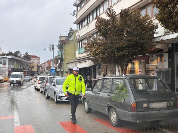 BOLU'DA YAYA GEÇİDİ VE KALDIRIM İŞGALİNE CEZA
