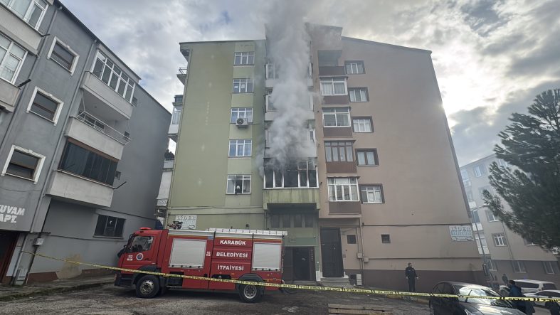5 KATLI APARTMANDA YANGIN PANİĞİ: 8 KİŞİ İTFAİYE EKİPLERİNCE KURTARILDI