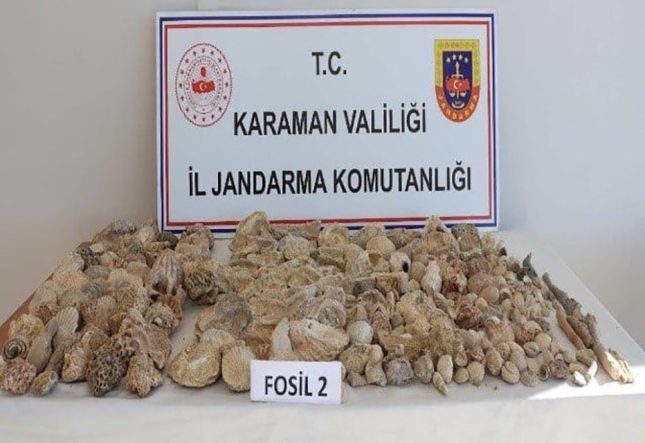 KARAMAN'DA KAÇAK SİGARA İLE 420 ADET FOSİL ELE GEÇİRİLDİ: 12 KİŞİ TUTUKLANDI