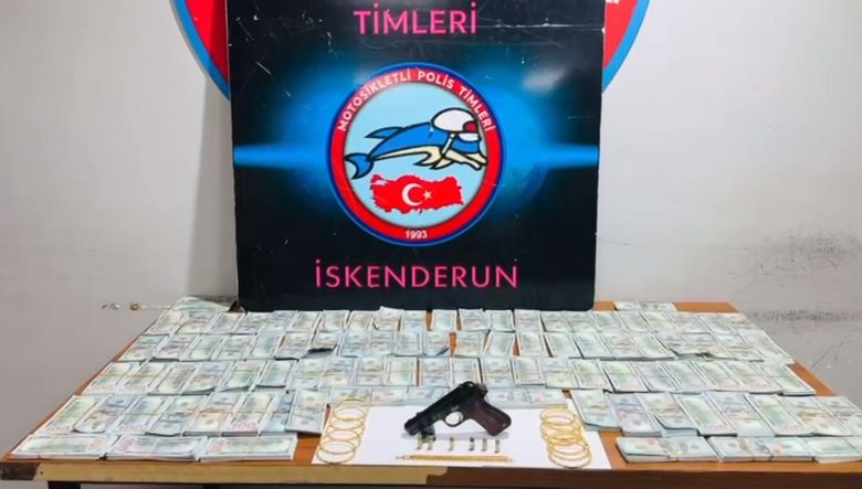 DURDURULAN ARAÇTA SAHTE 1 MİLYON AMERİKAN DOLARI ELE GEÇİRİLDİ