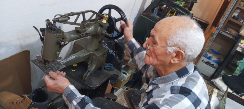 İZMİR'DE 60 YILLIK AYAKKABI USTASI TEKNOLOJİYE KARŞI DİRENİYOR