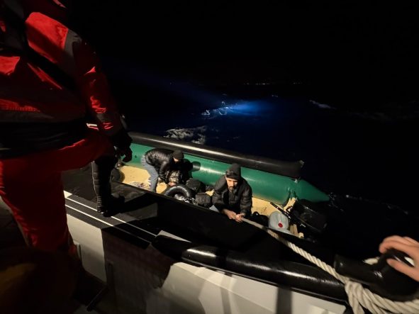 İZMİR'DE 43 DÜZENSİZ GÖÇMEN YAKALANDI