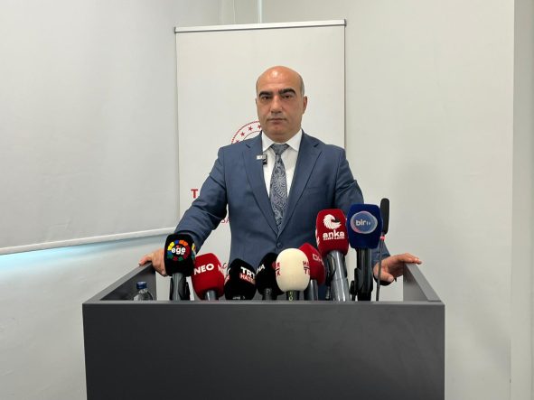 İZMİR'İN 2025 SAĞLIK KARNESİ AÇIKLANDI İZMİR'DE SAĞLIK HİZMETİNİN YÜZDE 85'İ KAMUDAN İL SAĞLIK MÜDÜRÜ KUL'DAN AŞI UYARISI: "SOSYAL MEDYA PROVOKE EDİYOR"