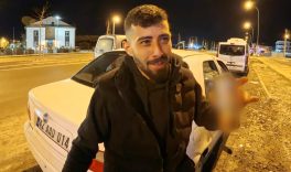 ALKOLLÜ ARAÇ KULLANIRKEN YAKALANDI, EHLİYETİNE EL KONULUNCA ARAÇ BAŞINDA İÇMEYİ SÜRDÜRDÜ "VALLAHİ 10 NUMARA İÇTİM" DİYE ÖVÜNEN ALKOLLÜ SÜRÜCÜ, "BEN HER GÜN İÇERİM, BUNDAN SONRA DAHA İYİ İÇECEĞİM" DEDİ "8 YIL ANKARA'DA, 5 YIL İSTANBUL'DA İÇTİM YAKALANMADIM, AKSARAY'DA YAKALANDIM"