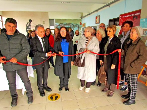 ÇEŞME HALK EĞİTİM MERKEZİ'NDE YENİ YILIN İLK SERGİSİ AÇILDI