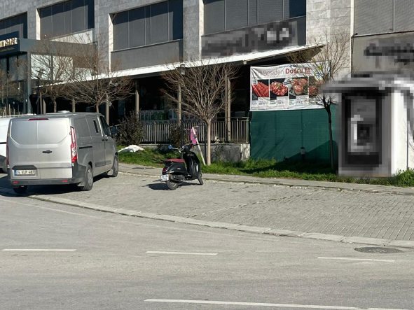 İZMİR'DE GÜVENLİKLERİ DARP EDİP BANKA ARACINI SOYDULAR BANKA ARACINDAN YÜKLÜ MİKTARDA VURGUN
