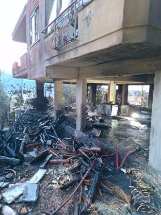 ALANYA'DA MÜSTAKİL EVİN ODUNLUĞUNDA ÇIKAN YANGINI İTFAİYE SÖNDÜRDÜ