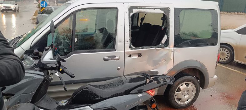 SİİRT'TE HAFİF TİCARİ ARAÇ İLE MOTOSİKLET ÇARPIŞTI: 1 YARALI