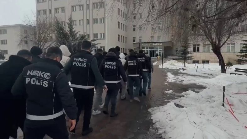 SİVAS'TA ZEHİR TACİRLERİNE OPERASYON: 7 KİŞİ TUTUKLANDI
