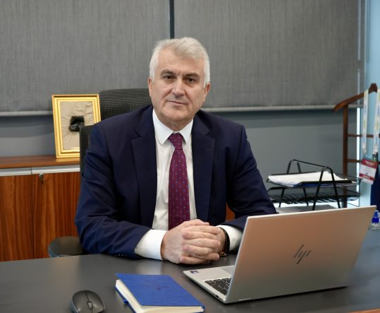 JEOTERMAL YATIRIMLAR İÇİN 2026 YILI KÖPRÜDEN ÖNCEKİ SON ÇIKIŞ JEOTERMAL ENERJİ DERNEĞİ (JED) YÖNETİM KURULU BAŞKANI ALİ KINDAP: "SEKTÖRÜMÜZDE PLANLANAN YATIRIMLARIN, YEKDEM KAPSAMINDA ENERJİ ÜRETEBİLMESİ İÇİN 31 ARALIK 2030'A KADAR İŞLETMEYE ALINMASI GEREKİYOR." "YATIRIMLARINI PLANLAYAN ŞİRKETLERİN, BU TARİHE KADAR SANTRALLERİNİ DEVREYE ALMALARI GİDEREK İMKÂNSIZ HÂLE GELİYOR." "SANTRALLERİN YEKDEM KAPSAMINDA ÜRETİM YAPABİLMESİ İÇİN İŞLETMEYE ALINMA SÜRESİNİN 2040'A UZATILMASINI TALEP EDİYORUZ."