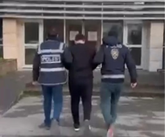 İZMİR'DE KESİNLEŞMİŞ HAPİS CEZASIYLA ARANAN UYUŞTURUCU TACİRİ YAKALANDI